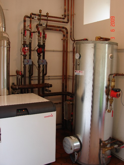 Installation Chaufferie avec préparateur d’eau chaude chaudière sol marque Chappée. Installation Chaufferie avec préparateur d’eau chaude chaudière sol marque Chappée.