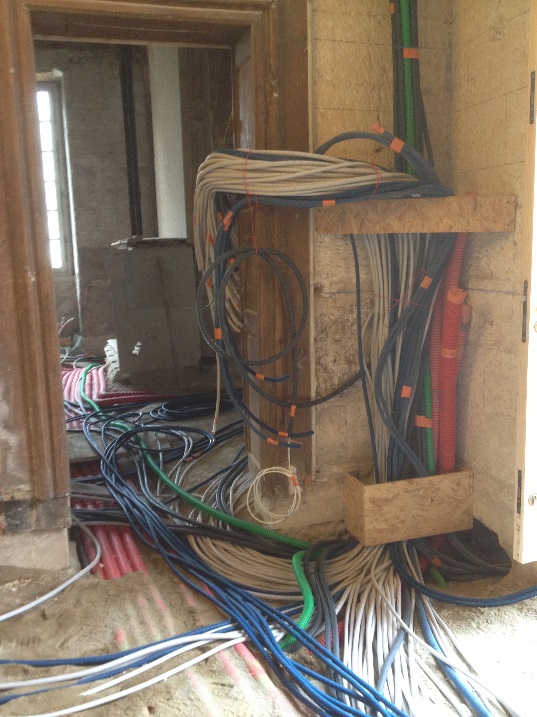 Passage de gaines électriques. Installation et câblage de l'ensemble tableau de commande et de protection Type modulaire marque HAGER. Passage de gaines électriques. Installation et câblage de l'ensemble tableau de commande et de protection Type modulaire marque HAGER.