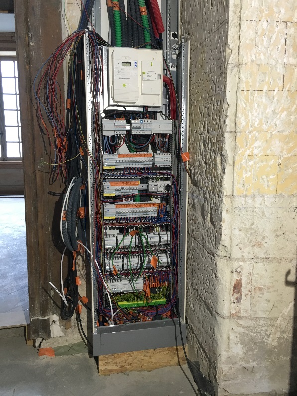 Passage de gaines électriques. Installation et câblage de l'ensemble tableau de commande et de protection Type modulaire marque HAGER. Passage de gaines électriques. Installation et câblage de l'ensemble tableau de commande et de protection Type modulaire marque HAGER.