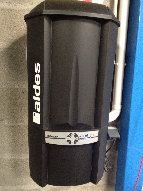 Un réseau de conduits d’air traverse la maison et relie les prises à la centrale d’aspiration placée au sous-sol ou au garage. Ainsi toutes les poussières et saletés de la maison sont aspirées par la centrale et sont piégées dans le sac filtrant de la centrale d’aspiration. L’aspirateur n’existe plus, il suffit de brancher le tuyau sur chaque prise d’aspiration ! Un réseau de conduits d’air traverse la maison et relie les prises à la centrale d’aspiration placée au sous-sol ou au garage. Ainsi toutes les poussières et saletés de la maison sont aspirées par la centrale et sont piégées dans le sac filtrant de la centrale d’aspiration. L’aspirateur n’existe plus, il suffit de brancher le tuyau sur chaque prise d’aspiration !